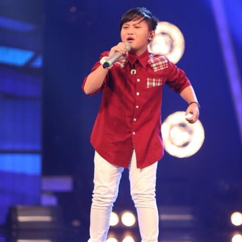 Thi&ecirc;n Ph&uacute;c mở m&agrave;n đ&ecirc;m thi với ca kh&uacute;c