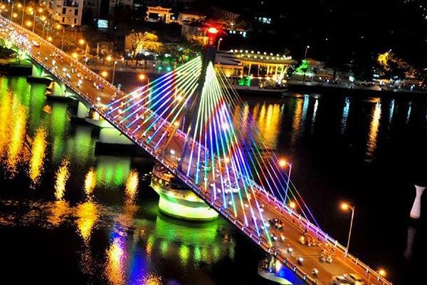 Cầu quay tr&ecirc;n s&ocirc;ng H&agrave;n v&agrave;o ban đ&ecirc;m.