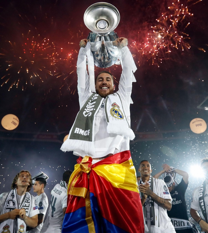 Đội trưởng Ramos n&acirc;ng cao chiếc cup danh gi&aacute;.