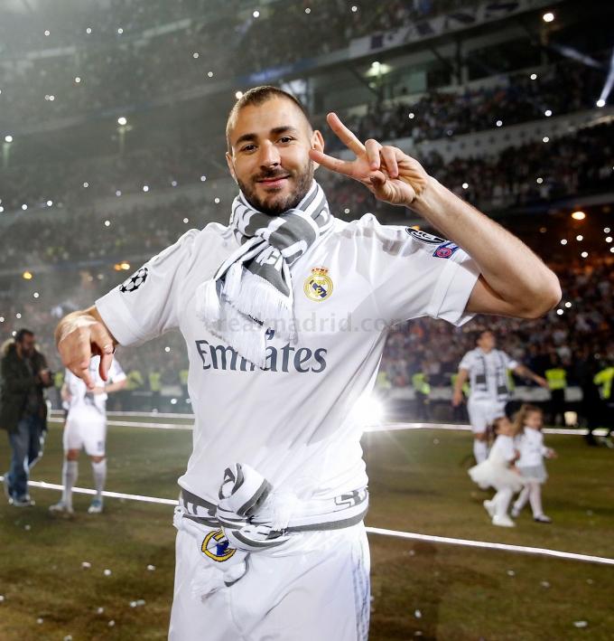 Benzema tạo d&aacute;ng trước ống k&iacute;nh.