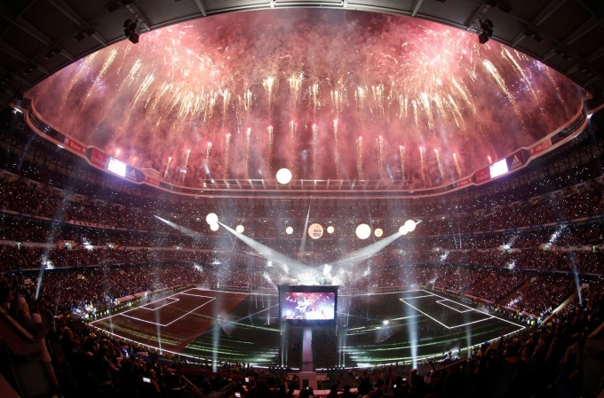 Lễ mừng c&ocirc;ng ho&agrave;nh tr&aacute;ng tại SVĐ của CLB.