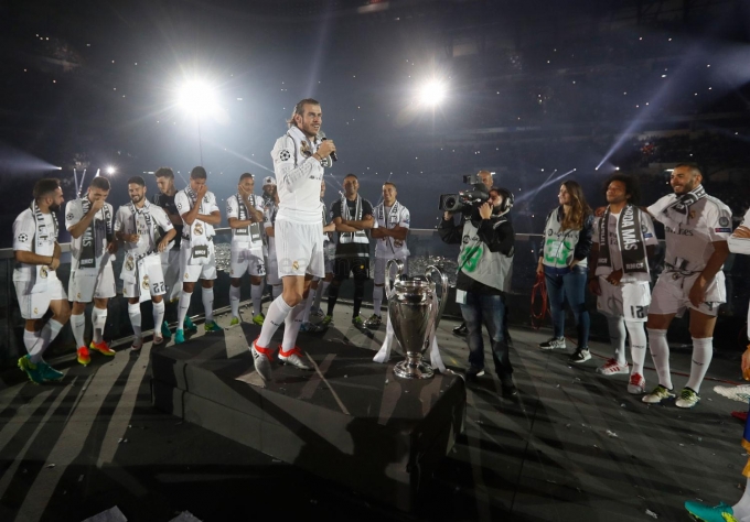 G. Bale chia sẻ c&ugrave;ng người h&acirc;m mộ.