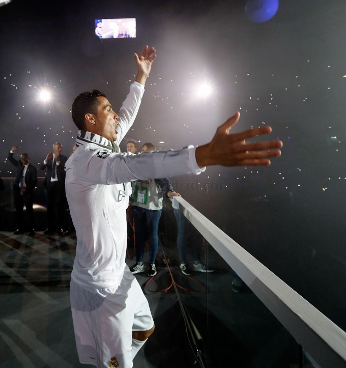 C. Ronaldo h&acirc;n hoan ăn mừng chiến thắng.