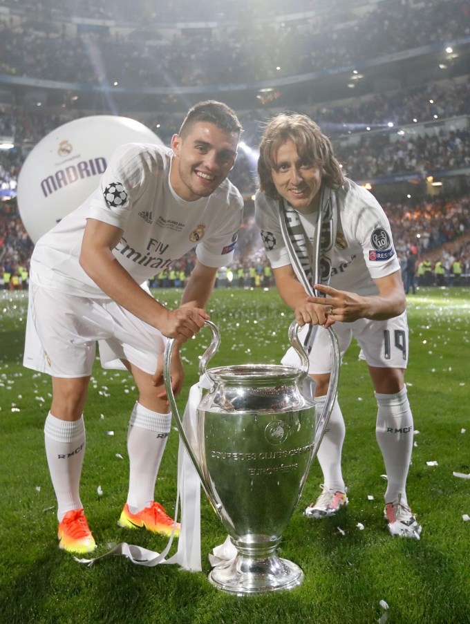 Những h&igrave;nh ảnh ấn tượng đ&ecirc;m ăn mừng chức v&ocirc; địch C1 ở Bernabeu