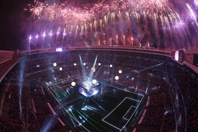 Bữa tiệc ăn mừng của Real Madrid tr&ecirc;n s&acirc;n Bernabeu đầy m&agrave;u sắc, với ph&aacute;o hoa v&agrave; rất nhiều thứ.