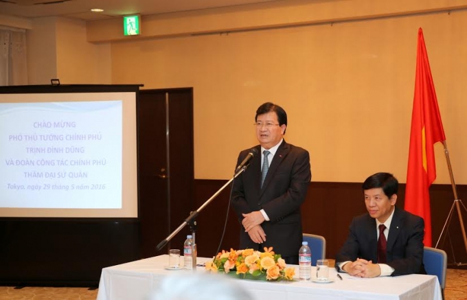 Ph&oacute; Thủ tướng n&oacute;i chuyện với c&aacute;n bộ, nh&acirc;n vi&ecirc;n Đại sứ qu&aacute;n v&agrave; đại diện cộng đồng người Việt Nam tại Nhật Bản. (Ảnh: VGP)