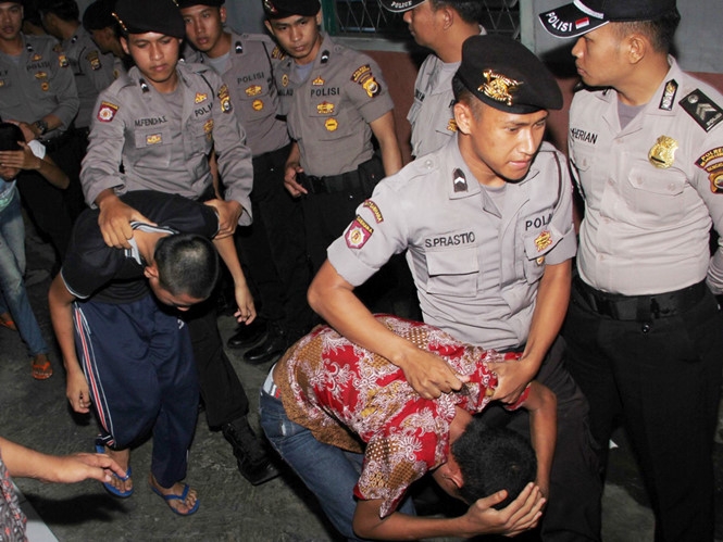 C&aacute;c thủ phạm trong vụ cưỡng hiếp v&agrave; s&aacute;t hại nữ sinh Yuyun bị dẫn giải ra t&ograve;a (Ảnh: AFP).