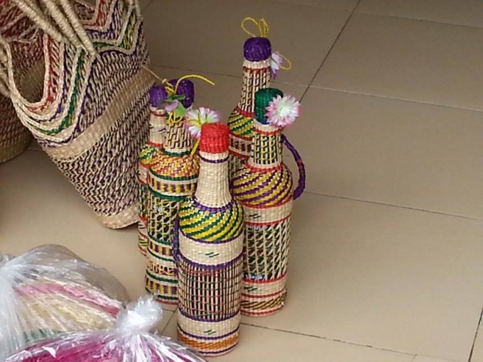 T&uacute;i s&aacute;ch v&agrave; những chai rượu h&igrave;nh d&aacute;ng v&agrave; m&agrave;u sắc v&ocirc; c&ugrave;ng bắt mắt.