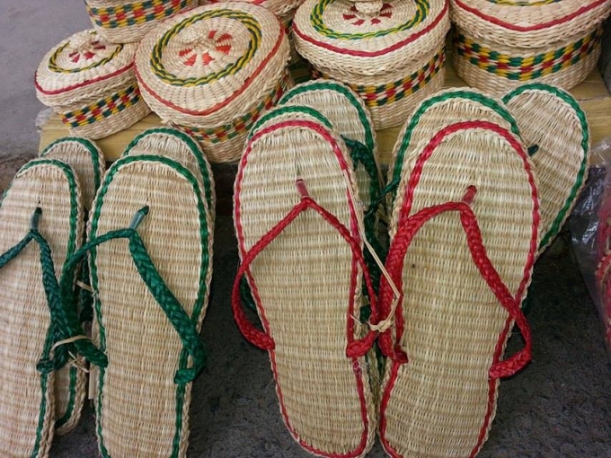 Những chiếc d&eacute;p được đan bằng c&oacute;i v&ocirc; c&ugrave;ng độc v&agrave; lạ.