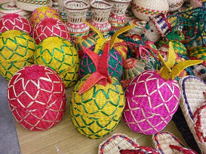 Những qu&aacute; dứa m&agrave;u sắc v&agrave; hoa văn rực rỡ .