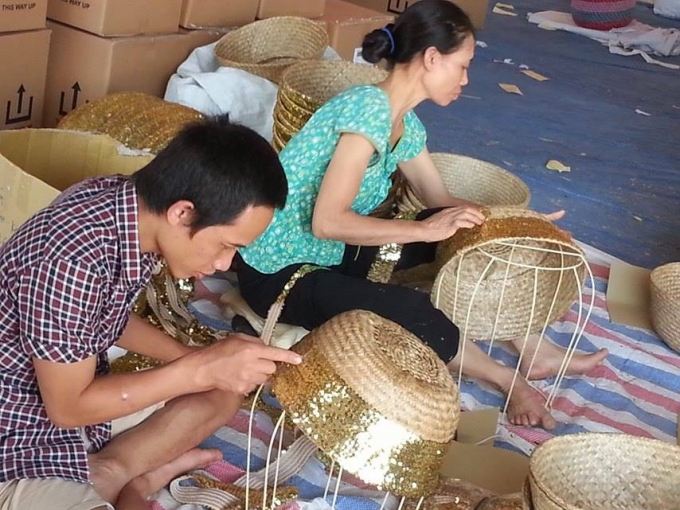 Kh&ocirc;ng chỉ vậy nhiều chủ cơ sở c&ograve;n gắn th&ecirc;m kim tuyến để tăng gi&aacute; trị thẩm mĩ.