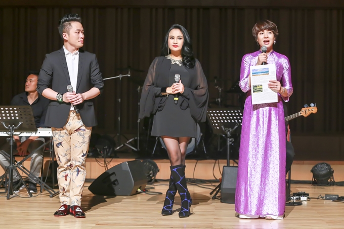 Diễm Quỳnh l&agrave;m MC cho đ&ecirc;m nhạc Chảy đi s&ocirc;ng ơi.