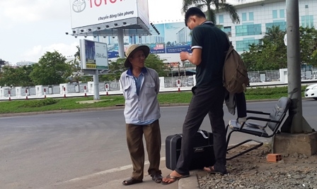 T&agrave;i xế bỏ xe b&ecirc;n ngo&agrave;i, đi bộ v&agrave;o s&aacute;t h&agrave;ng r&agrave;o s&acirc;n bay để