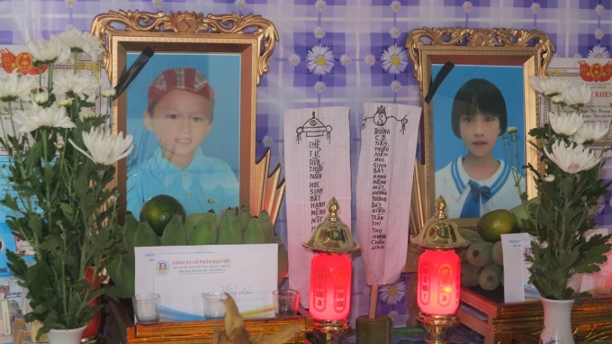 Di ảnh của hai anh em Trần Th&agrave;nh Trung (học sinh lớp 5 A), Trần Thu Hương (học sinh lớp 1 C) nạn nh&acirc;n trong vụ đuối nước tại địa b&agrave;n x&atilde; Diễn Quảng, huyện Diễn Ch&acirc;u.