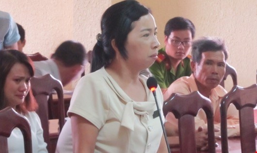 Vợ nạn nh&acirc;n tại phi&ecirc;n t&ograve;a.