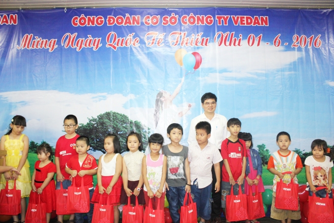 2.100 phần qu&agrave; đ&atilde; được trao cho c&aacute;c ch&aacute;u thiếu nhi.