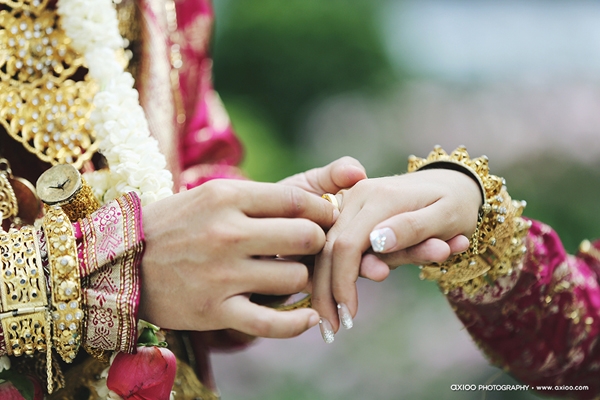 ......V&agrave; trao nhẫn cưới.