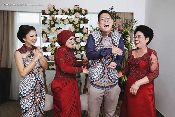 Nam diễn vi&ecirc;n Junior Liem l&agrave; người gốc hoa, v&igrave; vậy nh&agrave; ri&ecirc;ng của anh được trang tr&iacute; với chữ Hỷ lớn. C&ocirc; d&acirc;u ch&uacute; rể cũng thay trang phục truyền thống của người Trung Quốc.