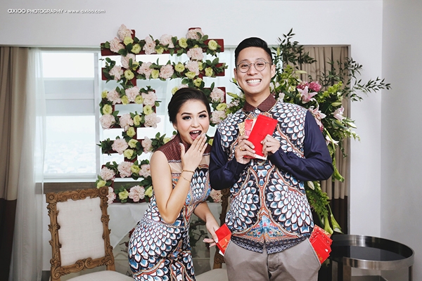 Cặp đ&ocirc;i hạnh ph&uacute;c khi nhận được qu&agrave; mừng v&agrave; lời ch&uacute;c ph&uacute;c của mọi người.