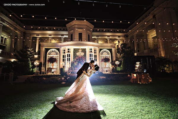 Dạ tiệc được tổ chức theo phong c&aacute;ch Ch&acirc;u &Acirc;u trong khu&ocirc;n vi&ecirc;n một bảo t&agrave;ng tại thủ đ&ocirc; Jakata. Cặp đ&ocirc;i muốn giữ sự ri&ecirc;ng tư trong ng&agrave;y trọng đại, v&igrave; vậy, số lượng kh&aacute;ch mời rất hạn chế.