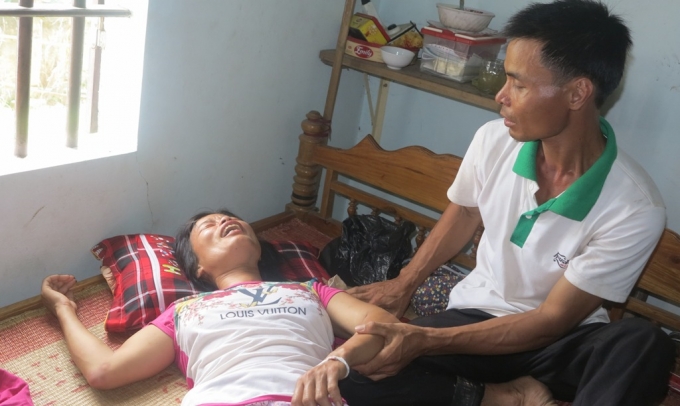 Một l&uacute;c mất đi hai người con, chị Giang như gục ng&atilde; trước nỗi đau đến tột c&ugrave;ng.