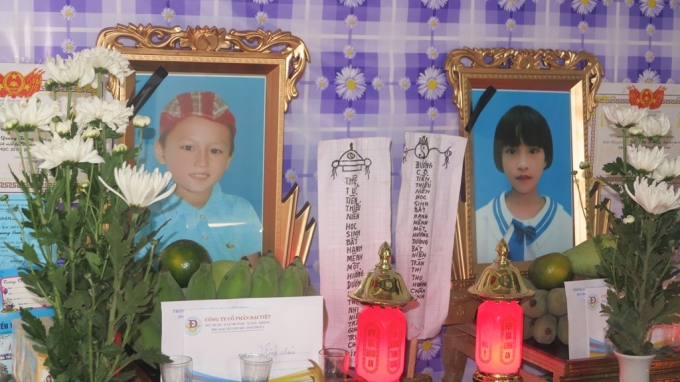 Di ảnh của hai ch&aacute;u Trung v&agrave; Hương. Nh&igrave;n khu&ocirc;n mặt của những đứa trẻ thơ kh&ocirc;ng ai cầm nổi nước mắt.