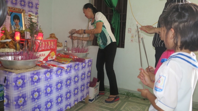 Bạn học c&ugrave;ng lớp đến thắp hương cho c&aacute;c em, khiến những người c&oacute; mặt trong căn nh&agrave; kh&ocirc;ng cầm nổi nước mắt.