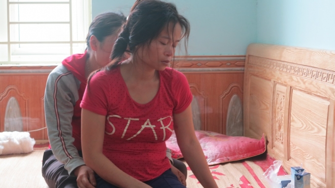 Chị V&otilde; Thị H&agrave; đau đớn, đang đi l&agrave;m thu&ecirc; ở H&agrave; Nội th&igrave; chị nhận được tin con trai ở nh&agrave; gặp nạn.