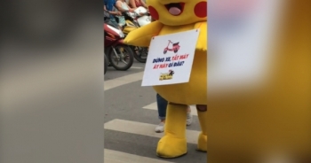 Hà Nội: Đang tuyên truyền về giao thông, Pikachu bị đâm ngã ngay trên phố