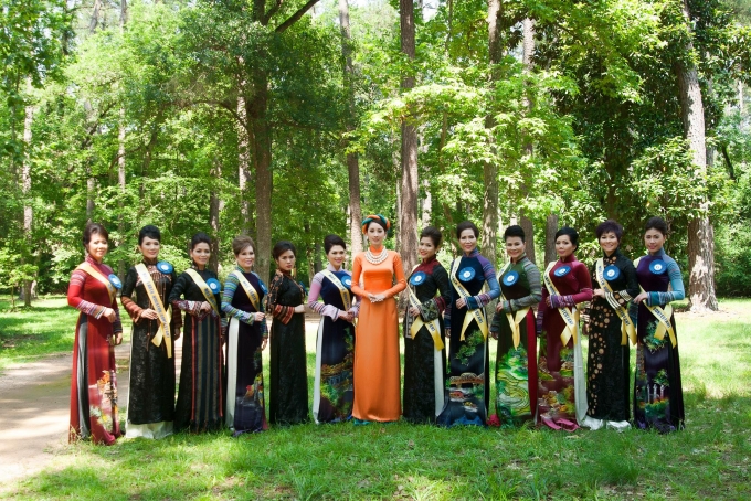 MC v&agrave; c&aacute;c th&iacute; sinh trong cuộc thi.