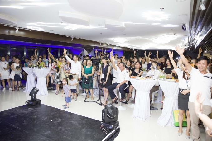 Rất đ&ocirc;ng kh&aacute;ch h&agrave;ng đ&atilde; c&oacute; mặt v&agrave; h&agrave;o hứng với sự kiện ra mắt nh&agrave; mẫu GoldSeason.