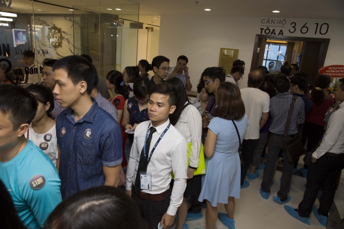 Mặc d&ugrave; trời đ&atilde; tối nhưng d&ograve;ng người chen ch&acirc;n v&agrave;o xem căn hộ mẫu ng&agrave;y c&agrave;ng đ&ocirc;ng.