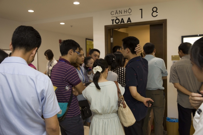 Kh&aacute;ch h&agrave;ng ki&ecirc;n nhẫn xếp h&agrave;ng chờ đến lượt v&agrave;o xem căn hộ mẫu.