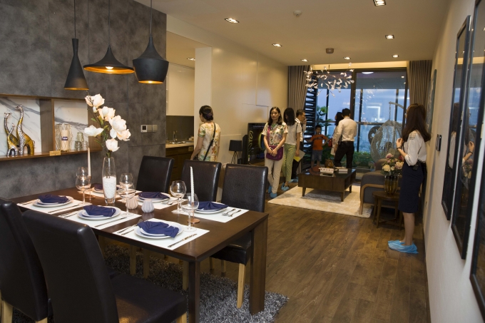 Kh&aacute;ch h&agrave;ng được trải nghiệm cảm gi&aacute;c sinh hoạt trong căn hộ mẫu hiện đại v&agrave; sang trọng.