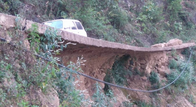 Con đường đ&atilde; xuất hiện vết nứt.