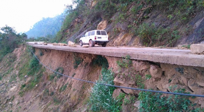 Con đường gần như kh&ocirc;ng c&ograve;n phần đất.