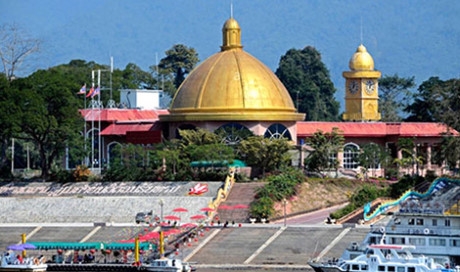 T&agrave;u thuyền tấp nập trước bến Casino Kings Romans.