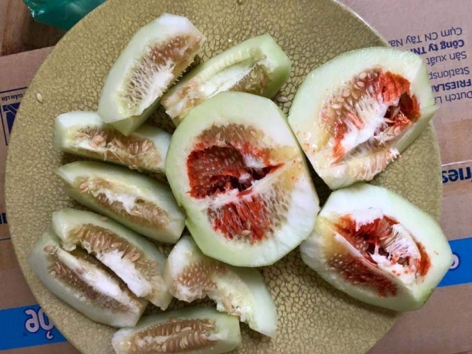 &nbsp;H&igrave;nh ảnh ruột tr&aacute;i dưa l&ecirc; ruột c&oacute; m&agrave;u đỏ kết tủa đ&atilde; khiến người ti&ecirc;u d&ugrave;ng hoang mang v&agrave; lo lắng.