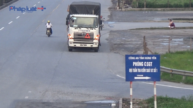 Xe tải v&agrave; xe m&aacute;y c&ugrave;ng nhau đi ngược chiều.