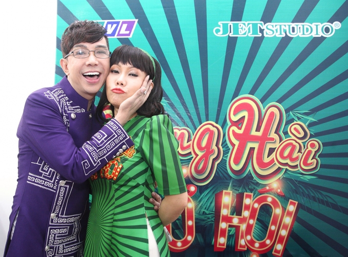 Long Nhật l&agrave;m gi&aacute;m khảo c&ugrave;ng Việt Hương v&agrave; Trấn Th&agrave;nh trong L&agrave;ng h&agrave;i mở hội tập 5.