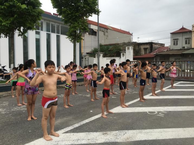 H&agrave; Nội: 300 học sinh học bơi miễn ph&iacute; trong dịp h&egrave;
