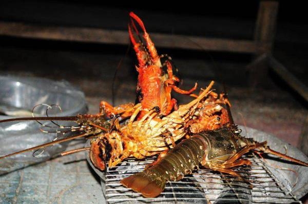 T&ocirc;m h&ugrave;m nướng l&agrave; một trong những đặc sản ở đ&acirc;y.