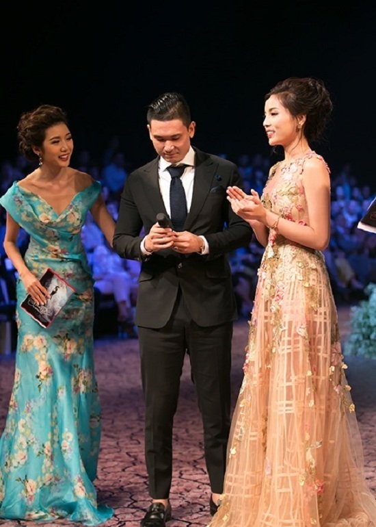 Vị đại gia trẻ tuổi v&agrave; Kỳ Duy&ecirc;n tỏ ra ngượng ng&ugrave;ng tr&ecirc;n s&acirc;n khấu.