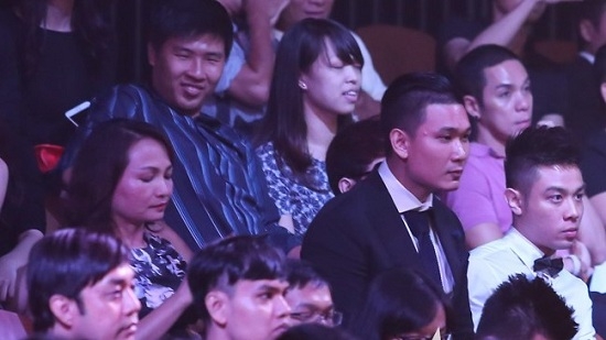 Bạn trai &lsquo;tin đồn&rsquo; ngồi chung với mẹ của Hoa hậu Kỳ Duy&ecirc;n (b&ecirc;n tr&aacute;i) tr&ecirc;n h&agrave;ng ghế kh&aacute;n giả.