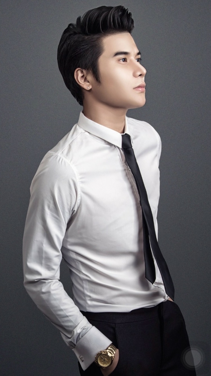 Trịnh Kh&ocirc;i Vỹ - ch&agrave;ng So&aacute;i ca sơ mi trắng.