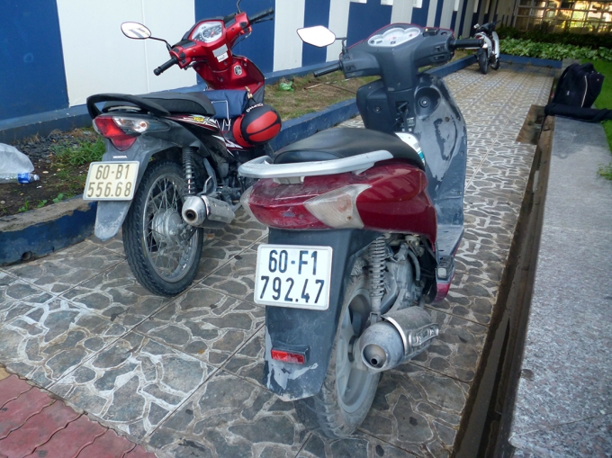 Chiếc xe m&aacute;y của nạn nh&acirc;n để lại