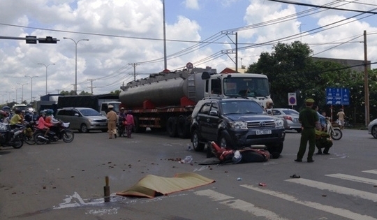 Băng qua đường cụ ông bị ô tô đâm tử vong