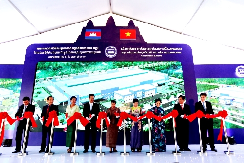 Lễ kh&aacute;nh th&aacute;nh&nbsp;nh&agrave; m&aacute;y sữa Angkor - nh&agrave; m&aacute;y sữa đầu ti&ecirc;n v&agrave; duy nhất tại Campuchia được đầu tư bởi Vinamilk.