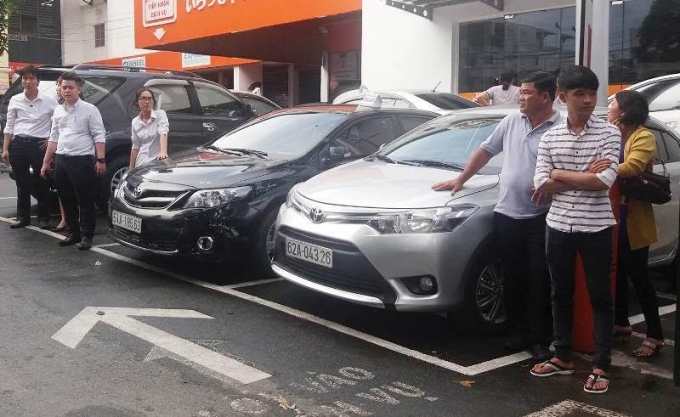 Nhiều &ocirc;t&ocirc; đang sửa chữa được đưa ra ngo&agrave;i.