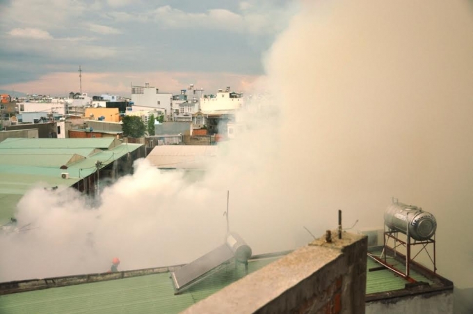 Cột kh&oacute;i bốc l&ecirc;n từ xưởng gỗ